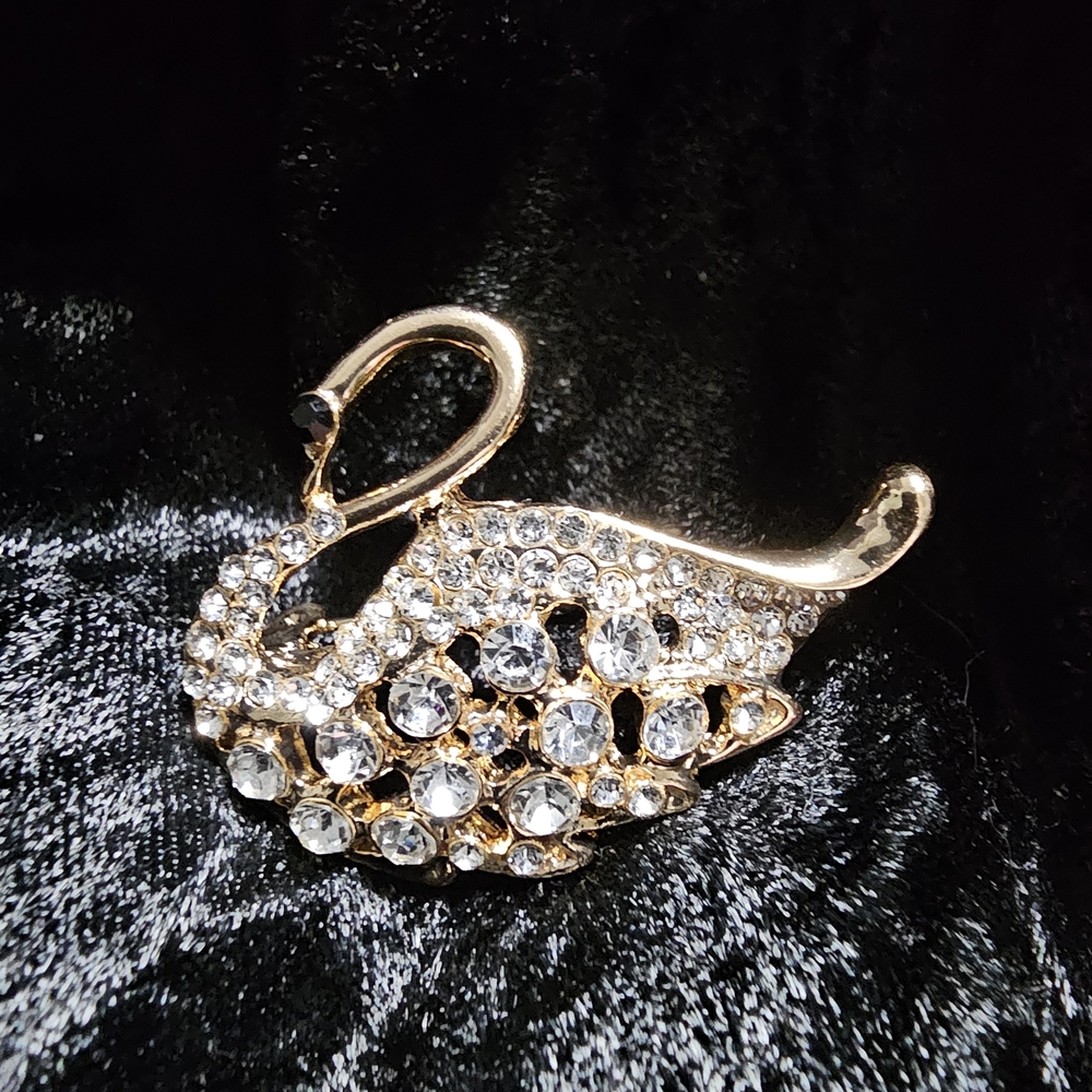 Elegant Gold and Silver Swan Brooch